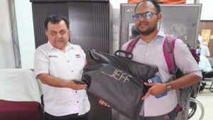 भोपाल स्टेशन पर कुली की ईमानदारी और रेलवे अधिकारी की तत्परता से यात्री को मिला खोया हुआ बैग