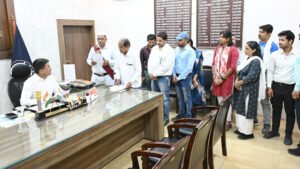 साप्ताहिक जनदर्शन में कलेक्टर ने सुनी लोगों की समस्याएं