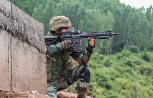J-K में आतंकियों के साथ मुठभेड़ में घायल जवान हुए शहीद, सैन्य कार्रवाई में दो और आतंकी ढेर