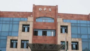 दिल्ली हाई कोर्ट ने कड़ी फटकार लगाते हुए कहा कि क्यों न डीपीएस द्वारका को बंद कर दिया जाए