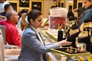 अक्षय तृतीया से एक दिन पहले फिर गिरी सोने की कीमत, कितना हुआ भाव?