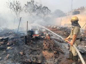 हरियाणा के मानेसर में आग लगने की एक बड़ी घटना सामने आई, सिलेंडरों के धमाके से दहला इलाका, 70 झुग्गियों में लगी आग
