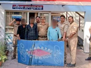 लखनऊ में रेलवे ट्रैक पर लोहे का मजबूत दरवाजा रखने वाले तीन युवक पुलिस के हत्थे चढ़े