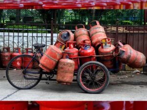 पेट्रोल-डीजल होंगे महंगे, सरकार ने बढ़ाई एक्साइज ड्यूटी, LPG गैस सिलेंडर के दाम में 50 रुपये की बढ़ोतरी