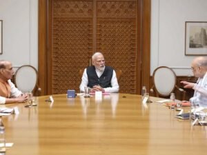 भारत और पाकिस्तान में तनाव चरम पर पहुंचा, सरकार बोली- पाकिस्तान से जल्द से जल्द वापस लौटें भारतीय