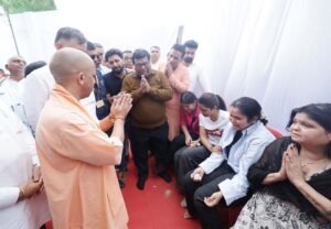 मुख्यमंत्री योगी ने भी कानपुर के लाल को अंतिम विदाई दी, कहा-पूरी शक्ति से आतंक के विषैले फनों को कुचला जाएगा