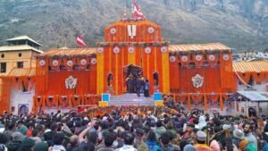 बदरीनाथ धाम के खुले कपाट, बड़ी संख्या में उमड़े श्रद्धालु, सीएम धामी ने भी की पूजा-अर्चना
