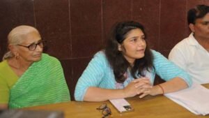 बेटे ने झूठी वसीयत बनाकर बेघर किया, माँ ने न्याय पालिका से लगाई इंसाफ की गुहार