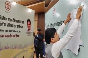 मंत्री विजय शाह के एक बयान के बाद विवाद बढ़ा, जिसके चलते उनके पोस्टर्स  सरकारी कार्यक्रम से हटा दिए गए