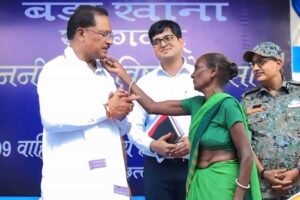 रायपुर : मुख्यमंत्री को माँ ने दिया अपना आशीर्वाद—स्नेह से छुआ गाल, हृदय से कहा धन्यवाद