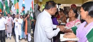 मुख्यमंत्री ने तिरंगा यात्रा के अवसर पर शहीदों के परिजनों को शाल और श्रीफल भेंटकर सम्मानित किया
