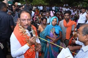 रायपुर : मुख्यमंत्री विष्णु देव साय का हरगवां गांव में औचक दौरा, ग्रामीणों से किया सीधा संवाद