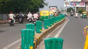 इंदौर के शास्त्री ब्रिज पर नया प्रयोग, लोहे के हटाकर अब प्लास्टिक के डिवाइडर लगाए
