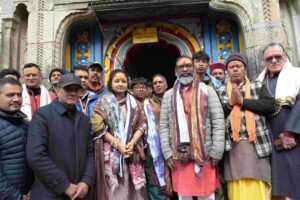 परिवार के साथ तीर्थ यात्रा पर निकले सीएम हेमंत सोरेन