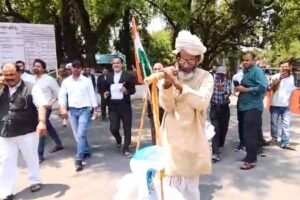 सेना के लिए अनाज लेकर DM ऑफिस पहुंचा किसान, बोला- अभी PAK का विनाश बाकी