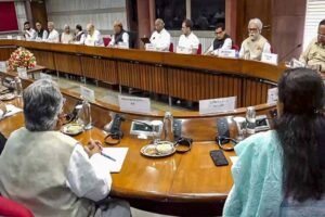 रक्षा मंत्री राजनाथ सिंह की अध्यक्षता में हुई बैठक में सभी दलों ने सरकार के साथ एकजुटता की बात कही