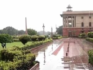 दिल्ली के साथ ही NCR के अलग-अलग हिस्सों में तेज हवा के साथ बारिश से मौसम बदला, दिख सकता है उलटफेर