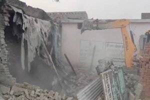 संभल में जिला प्रशासन ने भाजपा नेता गुलफाम सिंह हत्या मामले में आरोपियों द्वारा किए गए अवैध कब्जे पर चलाया बुलडोज