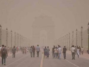दिल्ली एनसीआर के विभिन्न हिस्सों में तेज आंधी के साथ बारिश से मौसम बदल गया, जारी हुआ येलो अलर्ट