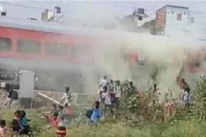 जालंधर आ रही अत्ंयोदय एक्स्प्रेस में लगी आग, यात्रियों में मची भगदड़
