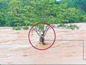 शंख नदी के तेज बहाव में  3 किलोमीटर तक बहा युवक, फिर ऐसे बची जान