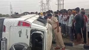 बोलेरो तेज रफ्तार बिजली के पोल से टकराकर पलटी, दो की मौत
