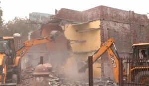 मद्रासी कैंप में 300 से अधिक झुग्गियां हुईं जमींदोज़