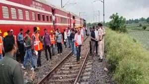 कटिहार-बरौनी रेलखंड पर अवध-असम एक्सप्रेस ट्रेन की टक्कर में एक ट्रॉलीमैन की मौत