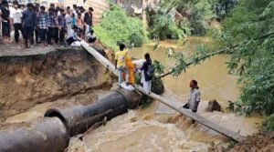 गुहिया नदी पर बना डायवर्सन पानी के दबाव के कारण बहा, आवागमन ठप