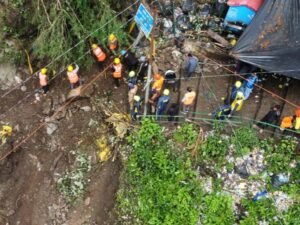 चारधाम यात्रा पर बारिश का असर, सड़कों पर मलबा आने से रुक-रुक कर चल रही यात्रा
