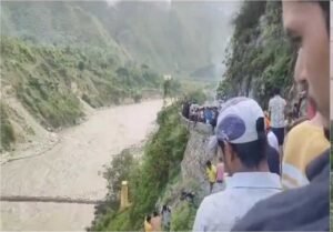 रुद्रप्रयाग: चारधाम यात्रा पर निकले श्रद्धालुओं की बस खाई में गिरी, 2 की मौत, 8 को सकुशल बचाया गया, राहत-बचाव कार्य जारी