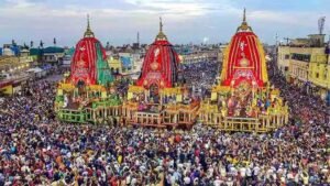 पुरी : जगन्नाथ रथ यात्रा शुरू, भोई राजवंश के मुखिया ने बुहारी सोने की झाड़ू