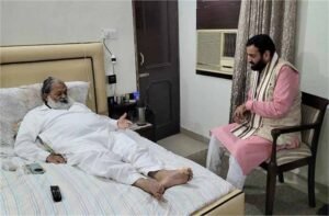 हरियाणा के ऊर्जा और परिवहन मंत्री अनिल विज के पैर के अंगूठे में फ्रैक्चर, हाल-चाल जानने पहुंची CM सैनी