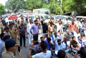 चंद्रशेखर को रोके जाने पर भड़के भीम आर्मी कार्यकर्ता, सड़क पर उतरा गुस्सा