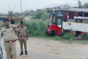 इटावा में डबल डेकर बस गिरी, दो मरे, सीएम योगी ने हादसे को लेकर शोक जताया