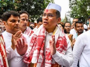 गौरव गोगोई के स्वागत समारोह में अफरा-तफरी की स्थिति बन गई, लकड़ी का मंच गिर सकता है