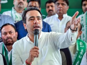 योग करने के बाद केंद्रीय मंत्री जयंत चौधरी ने कहा- इस बार टिकट उन लोगों को मिलेगा जो योग ठीक से करेंगे