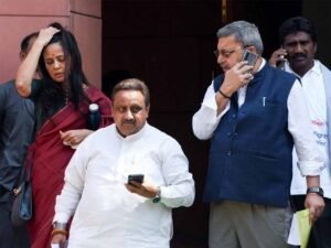तृणमूल कांग्रेस के दो वरिष्ठ सांसद महुआ मोइत्रा और कल्याण बनर्जी एक बार फिर खुलकर आमने-सामने आए