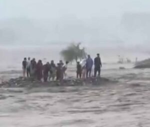 पाकिस्तान की स्वात नदी में अचानक बाढ़, 18 पर्यटक बहे, 7 की मौत