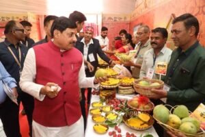मुख्यमंत्री डॉ. यादव ने बॉम्बे ग्रीन और मणि प्रभा किस्म का स्वाद चख कर आम महोत्सव का किया शुभारंभ