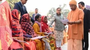 योगी ने जनता दर्शन में सुनीं 200 लोगों की समस्याएं, निस्तारण के दिए निर्देश