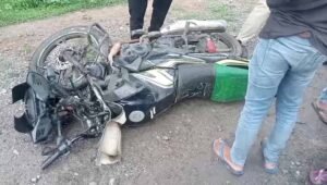 तेज रफ्तार ट्रेलर की टक्कर से युवक की मौत, 3 युवतियां गंभीर रूप से घायल