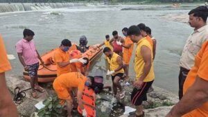 बेड़च नदी हादसा: बाइक समेत बहे दोनों युवकों के शव मिले, एक अज्ञात