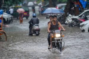 आधे घंटे की बारिश ने दिल्ली को किया जलमग्न, सड़कों से एयरपोर्ट तक मची अफरा-तफरी