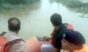 मदनपुरा में बाढ़ का कहर, हालात का जायजा लेने नाव से पहुंचे कलेक्टर