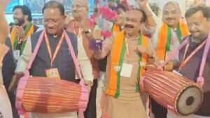 छत्तीसगढ़ी लोकगीतों पर थिरके भाजपा सांसद-विधायक, सीएम साय और प्रदेश प्रभारी नबीन ने बजाया मांदर