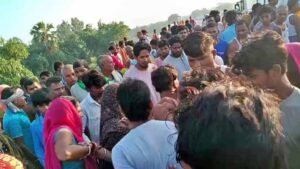 पुलिस वाहन की टक्कर से एक युवक की मौत, दूसरा गंभीर, परिजन भड़के