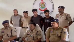 पुलिस ने घरों में चोरी करने वाले नाबालिग समेत 3 आरोपियों को किया गिरफ्तार, 4 लाख का माल बरामद