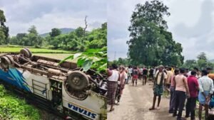 अनियंत्रित होकर पलटी यात्री बस, एक दर्जन से अधिक लोग हुए घायल