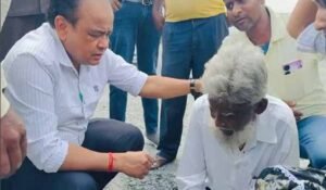 सड़क पर तड़प रहे बुजुर्ग की डॉ. इरफान अंसारी ने बचाई जान, परिजन बोले- नेता नहीं फरिश्ता हैं वो